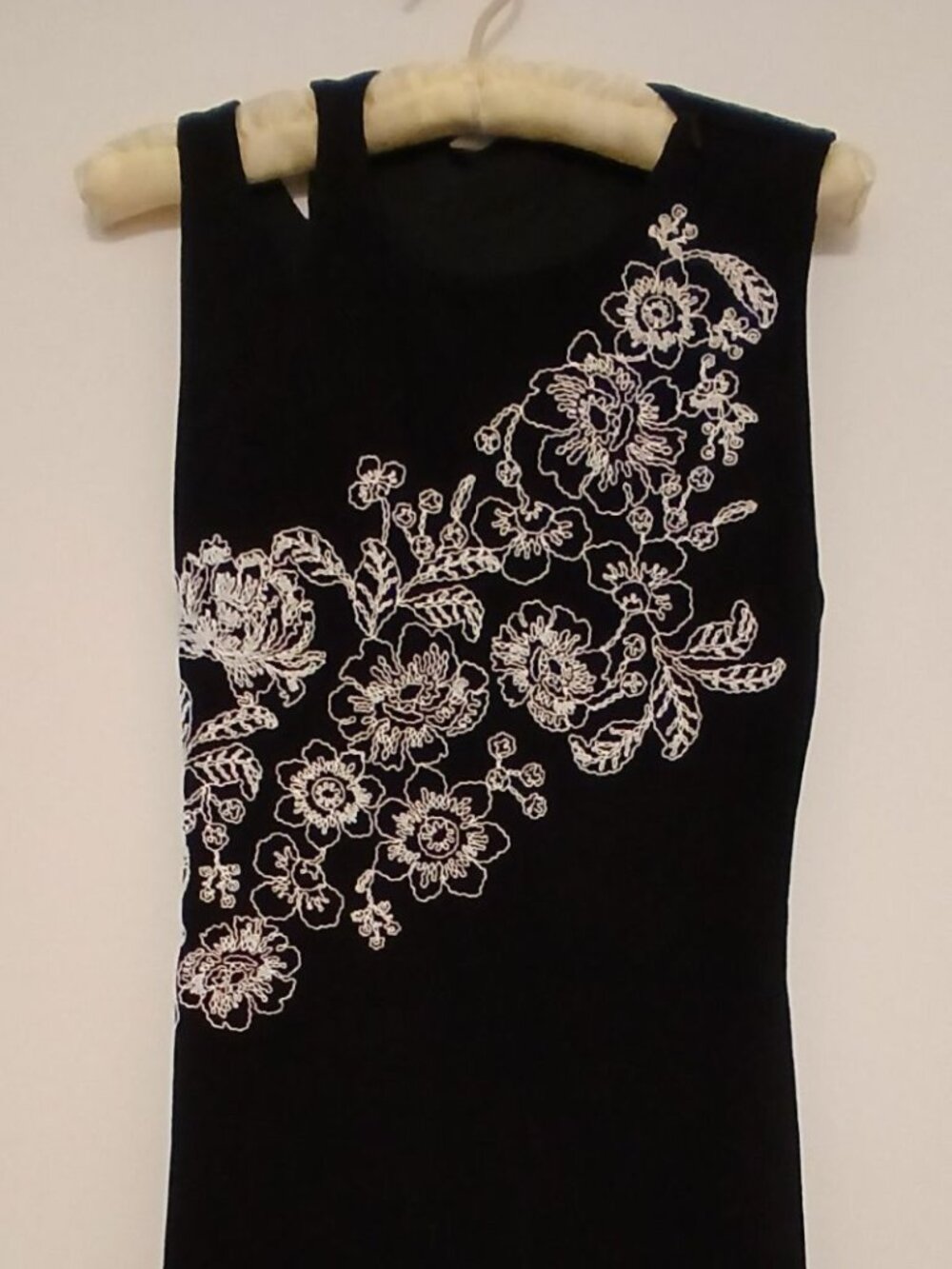 "Guess" Black Classic Dress With Cut-Out Back and Floral Embroidery Size SM - Picture 4 of 7